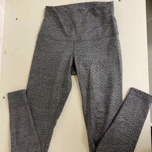 Lululemon Wunder Under Size 6